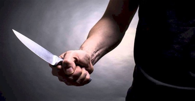 Cani adam sokakta sevgilisinin boğazını kesti. Elindeki bıçakla çevredeki vatandaşlara saldırarak yardım etmelerine izin vermedi!!!