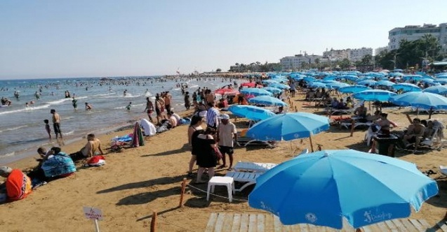 Kızkalesi'nde plajlar doldu taştı.