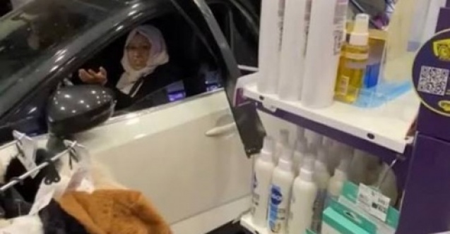 Diyarbakır’da otomobil kozmetik mağazasına daldı