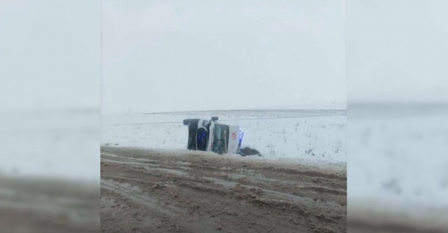 Diyarbakır'da ambulans devrildi: 3 yaralı