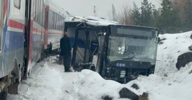 Diyarbakır’da belediye otobüsü trenle çarpıştı